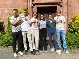 von links: Gold für Jannik Lepper, Ole Farwig, Ece Aga und Charlotte Baumgart und Bronze für Kathrin Schwalbach und Marius Gündel