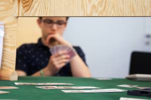 Bridge ist ein anspruchsvolles, strategisches Kartenspiel. Damit die beiden Partner sich in Turnieren nicht unerlaubt absprechen können, werden Sichtschirme aus Holz diagonal auf die Spieltische platziert. Foto: Jana Wenderoth