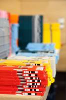 Um das Kartenglück beim Bridge aus Turnieren herauszuhalten, werden Boards mit vorsortierten Karten darin genutzt – so haben alle Antretenden denselben Schwierigkeitsgrad zu bewältigen und es kommt alles auf die Strategie an. Foto: Jana Wenderoth