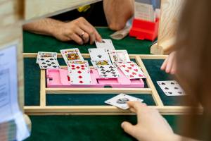 Bei Bridge-Turnieren werden die Karten unter dem hölzernen Sichtschirm hindurch abgespielt. Beide Teams versuchen dabei, möglichst viele Stiche zu gewinnen. Foto: Jana Wenderoth