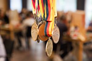 Turniere sind ein wichtiger Bestandteil der Bridge-Kultur, zur Siegerehrung verleiht der Deutsche Bridge-Verband diese Medaillen. Foto: Jana Wenderoth