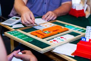 Dem Spiel um die Stiche geht beim Bridge das so genannte Reizen voraus: In dieser ersten Phase des Spiels ermitteln die beiden Zweier-Teams, wer wie viele Stiche erreichen will. Benutzt werden dabei die hier gezeigten Karten aus der Biet-Box. Dabei geht es zu wie bei einer kleinen Auktion – strategisch und gewitzt. Foto: Jana Wenderoth