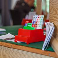 Beim Reizen kommt die so genannte Biet-Box zum Einsatz: Die Karten darin dienen dazu, um die Anzahl der Stiche zu bieten oder zu passen, wenn man nicht mithalten kann. Foto: Jana Wenderoth