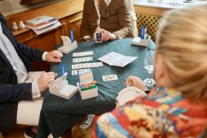 Gelebte Bridge-Kultur: In den Bridge-Clubs ist das Kartenspiel für vier Personen ein geselliges Ereignis, hier wird gespielt, hier wird geübt, hier kann man voneinander die raffinierten Kniffe des Spiels erlernen. Foto: Barbara Hanne