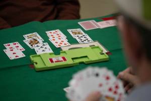 Das heutige Bridge ist aus dem ursprünglich in England verbreiteten Whist hervorgegangen – Whist wird beispielsweise in den Romanen von Jane Austen als populäres Spiel erwähnt. Mehrere Weiterentwicklungen haben das Spiel zu dem gemacht, was es heute ist: Die Kombination aus dem Auktions-Element, dem Reizen, und dem Spielen um die Stiche. Foto: Nikolas Bausback