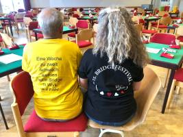 Bridge-Beim jährlichen Bridge-Festival in Wyk auf der Nordseeinsel Föhr treffen sich Bridge-Begeisterte aus ganz Deutschland. Hier trifft Geselligkeit auf entspannten Wettkampf-Charakter. Der Deutsche Bridge Verband organisiert regelmäßig solche Zusammenkünfte und Veranstaltungen. Foto: Hans-Peter Berger