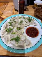 Jiaozi (饺子): Die klassischen, halbmondförmigen Teigtaschen 